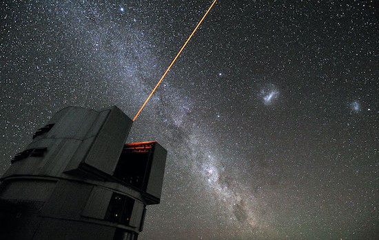 ESO_Paranal_telescopes_laser - copie.jpg