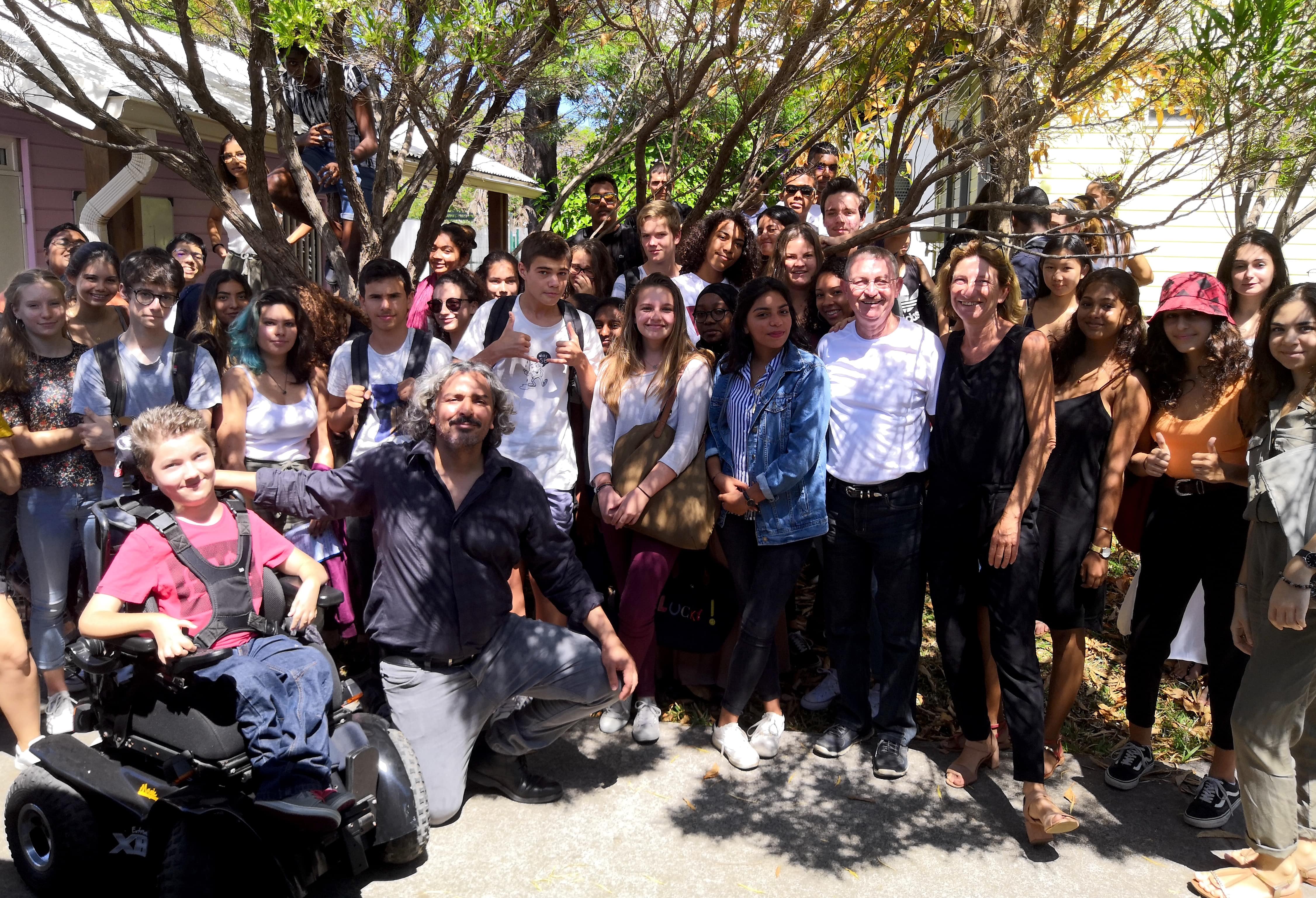  Karim avec des lycéens à a Réunion      