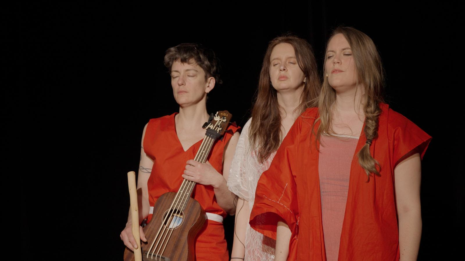 Olivia Scemama, Hannah Featherstone et Stefania Becheanu Rencontrer l'Ours ©Zara Popovici