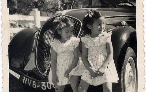 Les deux soeurs et la voiture.jpg