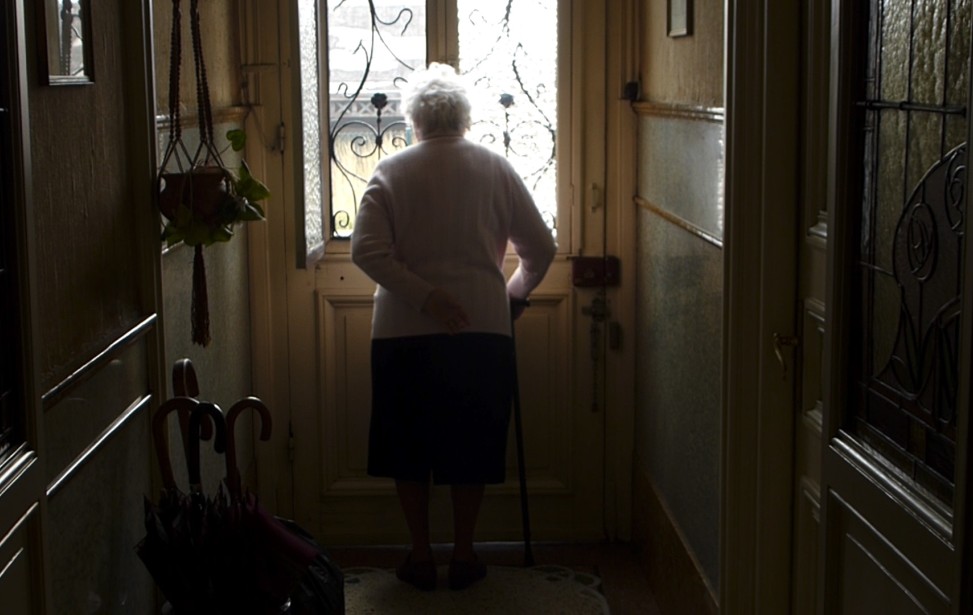 Mamy devant la Rue du Phénix.jpg