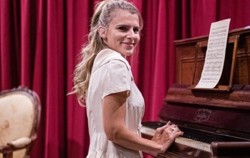 Lucile au piano.jpg