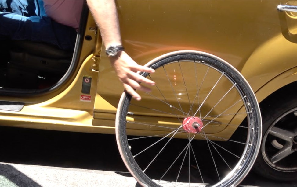 Regis roue fauteuil neuilly voiture jaune.jpg