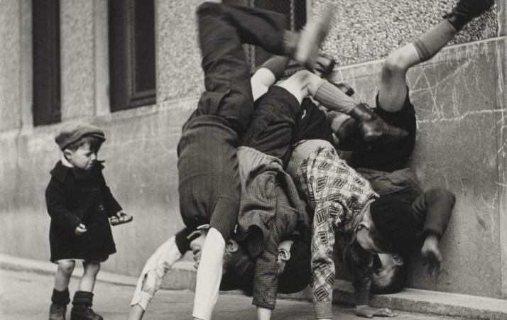 r.doisneau - les pieds au mur.jpg