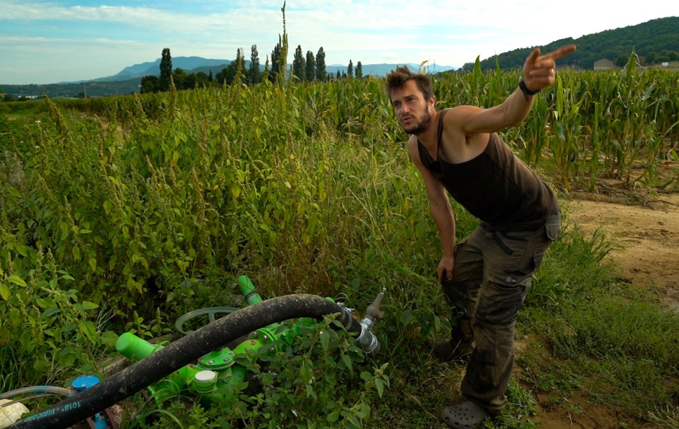 stephane_ouvre_vanne_irrigation.jpg