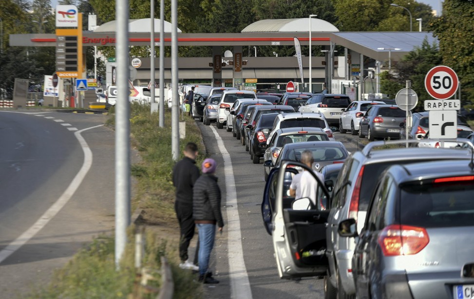 on-a-vu-de-jolis-bouchons-comme-ici-a-bron-on-se-croirait-sur-l-autoroute-du-soleil-en-plein-ete-sauf-qu-au-bout-du-periple-on-a-un-plein-d-essence-et-non-pas-la-mer-mediterranee-photo-progres-maxime-jegat-1665584876.jpeg