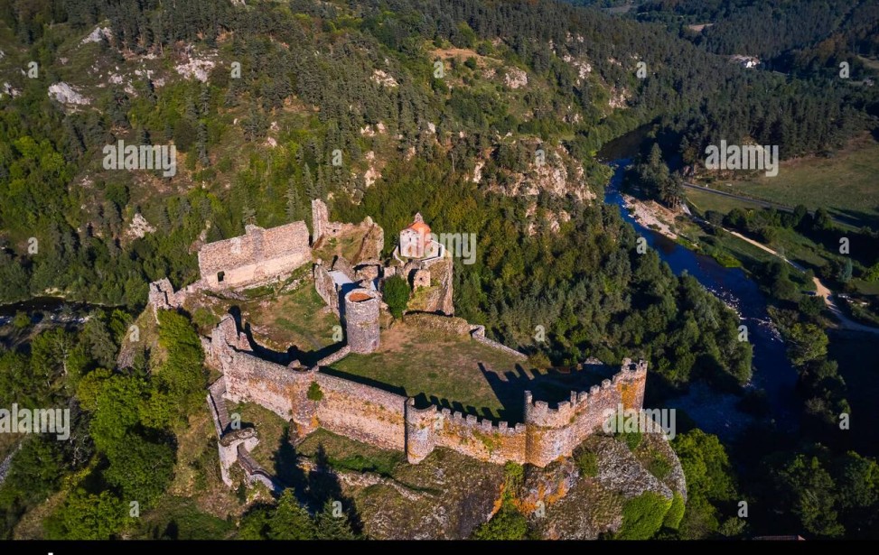 france-haute-loire-43-vallee-de-la-loire-arlempdes-labellises-les-plus-beaux-villages-de-france-ruines-du-chateau-et-chapelle-romane-dediee-a-s-2dgma72.jpg