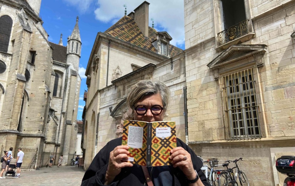 cath et livre mariee et toits.jpg