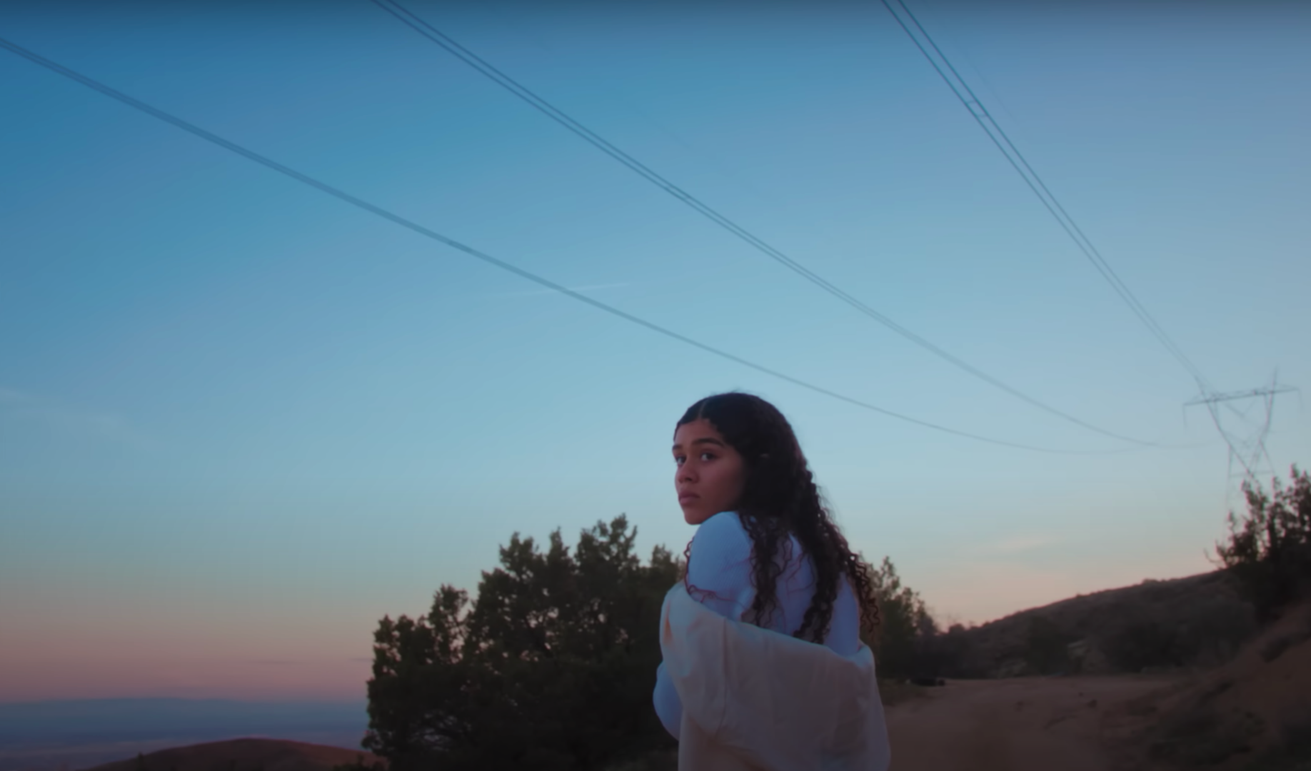 Fin de journée d’été, le ciel est rosé, Marielle déambule dans les chemins de terre de l’île et regarde autour d’elle. À 0:11 secondes elle retourne sa tête et son regarde vers l’axe de la caméra, comme si elle avait entendu un bruit.  Plan à faire avec et sans playback. « Tout l’monde le sait j’l’aurai jamais fait… » Elle continue de marcher. 