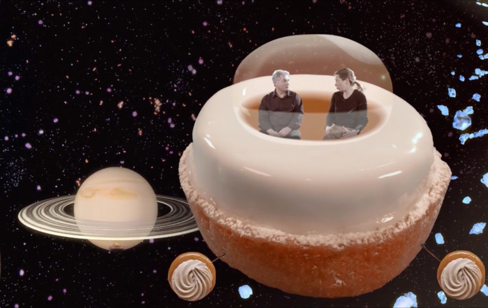 claire damon dans un gâteau.jpg