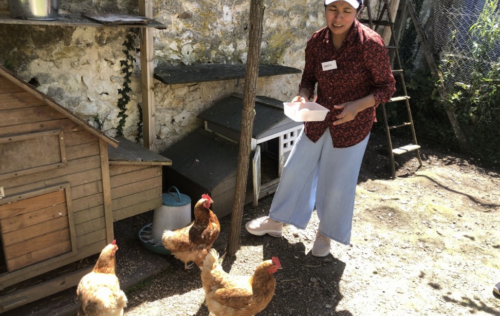 nadia et les poules.jpg