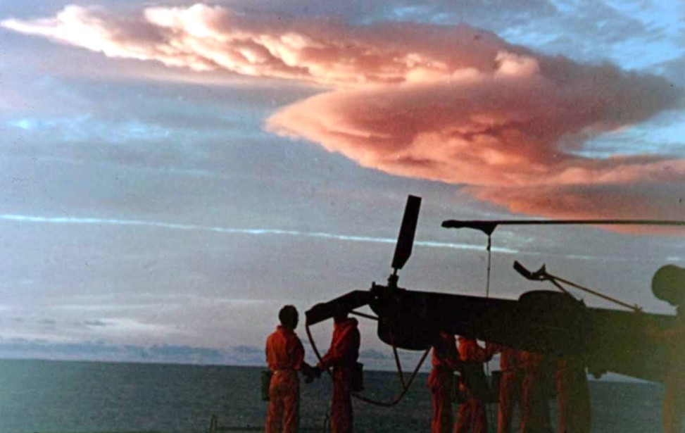 02 juillet 1966. aldébaran moruroa : dindon barge = 10 m:28 kt vu du tcd ouragan. copie.jpg