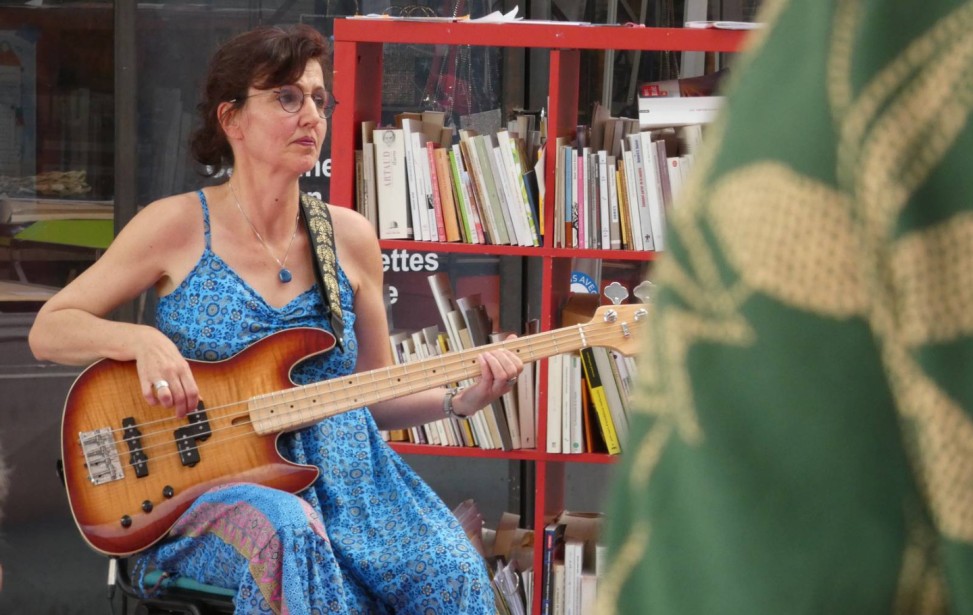 cécile à la guitare.jpeg