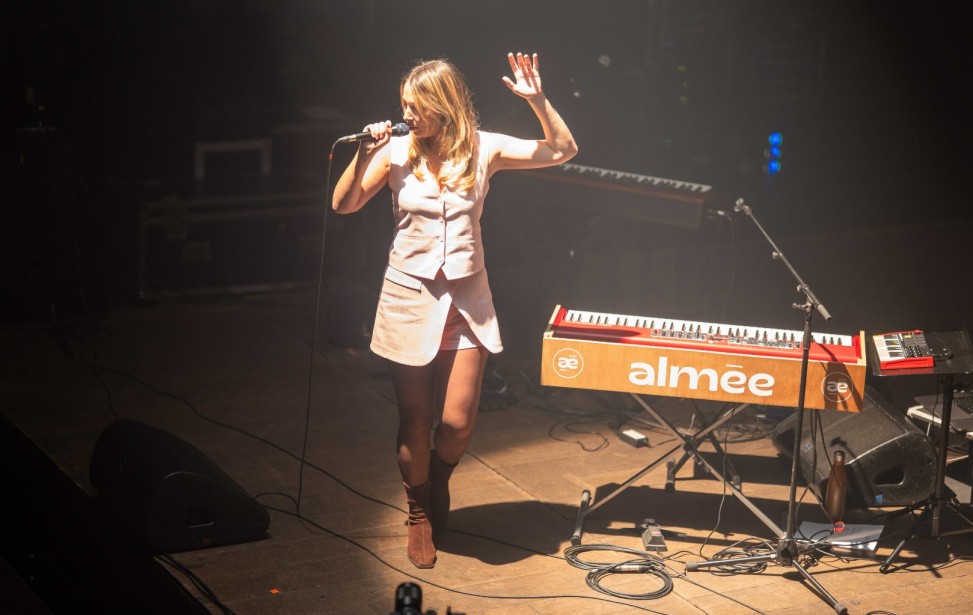 almee-cafe-de-la-danse-2025-03-04 20.19.40-©-20100levy_light.jpg