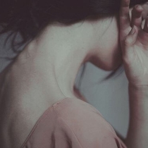 Femme-se-couvrant-la-tete.jpg